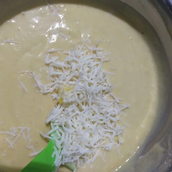 Masukkan keju parut, lalu aduk rata.