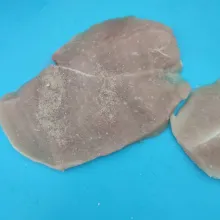 Cuci bersih dada ayam, kemudian iris tipis. Lalu marinasi dengan garam, merica bubuk dan bawang putih bubuk minimal selama 30 menit. Saat marinasi sambil dipukul-pukul agar bumbu meresap.