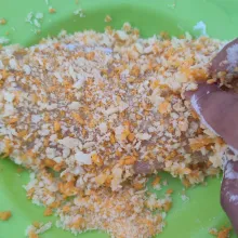 Gulingkan di atas tepung panko, ratakan sambil ditekan-tekan.