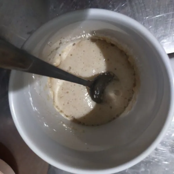 Aduk rata bahan biang, lalu diamkan selama 10 menit hingga berbuih dan naik tanda ragi aktif.