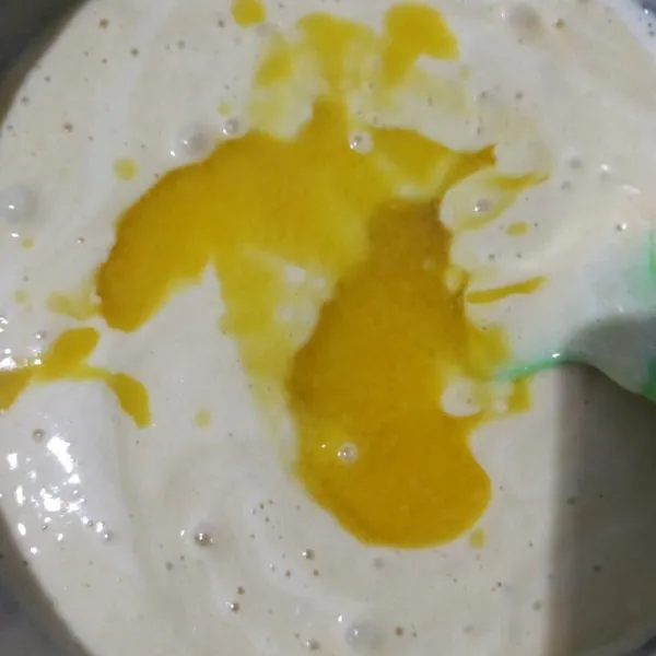 Masukkan cairan margarin, lalu aduk hingga tidak ada cairan di dasar wadah.