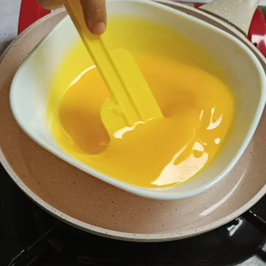 Panaskan margarin hingga mencair, namun jangan sampai mendidih. Siapkan loyang kotak ukuran 24 cm, olesi dengan margarin dan dialas kertas roti. Kemudian sisihkan.