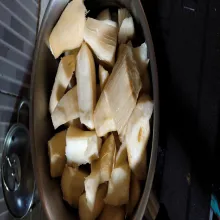 Kupas singkong, bersihkan, potong kecil-kecil lalu kukus hingga empuk.