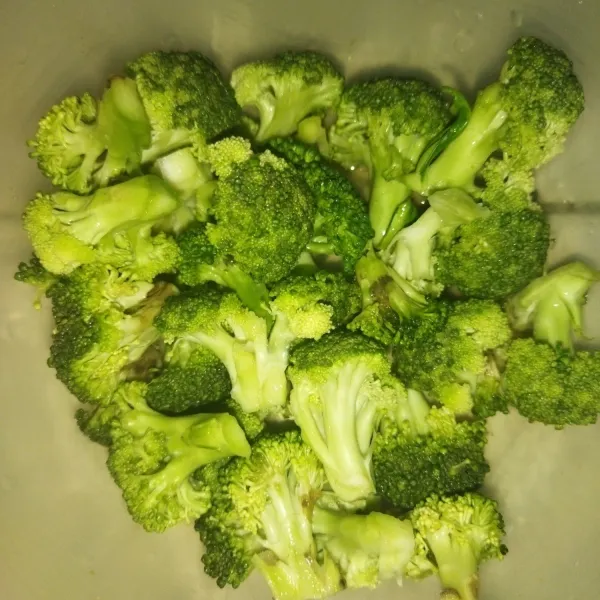 Siapkan brokoli, potong perkuntum, lalu rendam dengan air garam selama 15 menit  lalu bilas kembali, kemudian tiriskan.