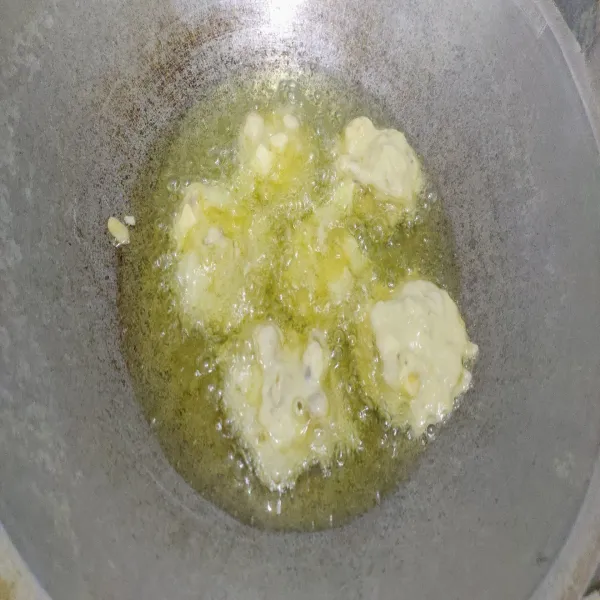 Panaskan minyak, sendok adonan ke dalamnya. Lalu goreng hingga kuning keemasan, kemudian angkat dan tiriskan.