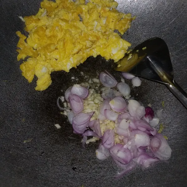 Pinggirkan telur, lalu tumis bawang merah dan bawang putih sampai layu dan harum.