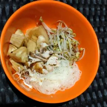 Dalam piring saji, tata ubi goreng, bihun, tauge dan ayam suwir. Lalu siramkan kuah.