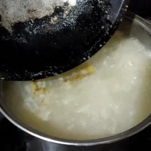 Didihkan air beserta jahe, tambahkan Tulangan ayam (tulang dr sisa ayam suwir). setelah mendidih, masukkan tumisan bumbu halus. Tambahkan garam, kaldu dan penyedap rasa. Test rasa. Matikan api.