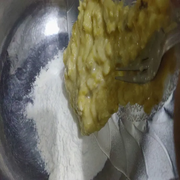 Campur tepung terigu dan pisang yang sudah di haluskan.