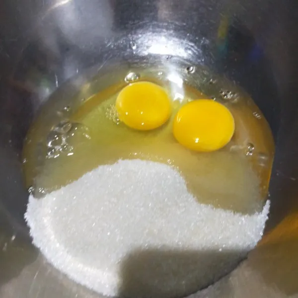 Kocok gula pasir, telur, dan garam hingga kental mengembang dengan kecepatan maksimal.