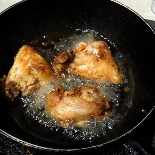 Marinasi ayam dgn jeruk dan garam, lalu goreng hingga matang. suwir bagian dagingnya, sisihkan tulang.