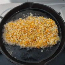 Goreng dalam minyak panas sampai kuning keemasan. Gunakan api kecil, supaya daging ayamnya matang sampai ke dalam lalu tiriskan.