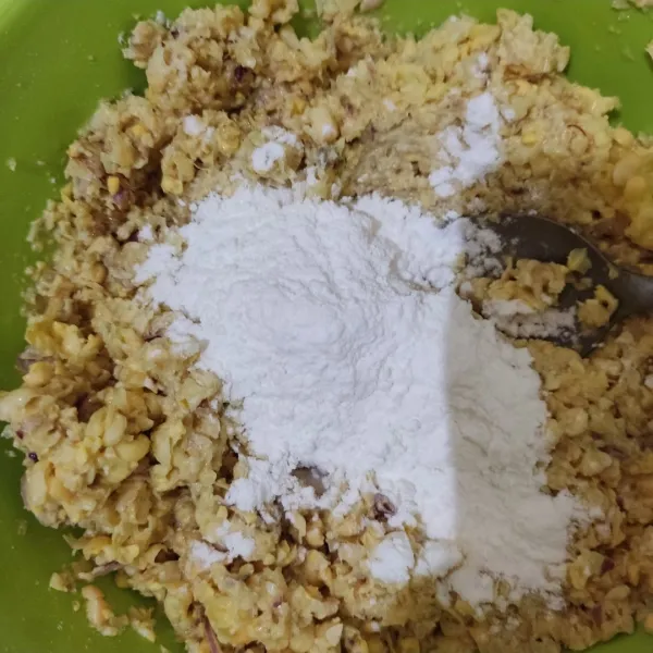Tuang kedalam mangkuk tambahkan tepung maizena aduk rata