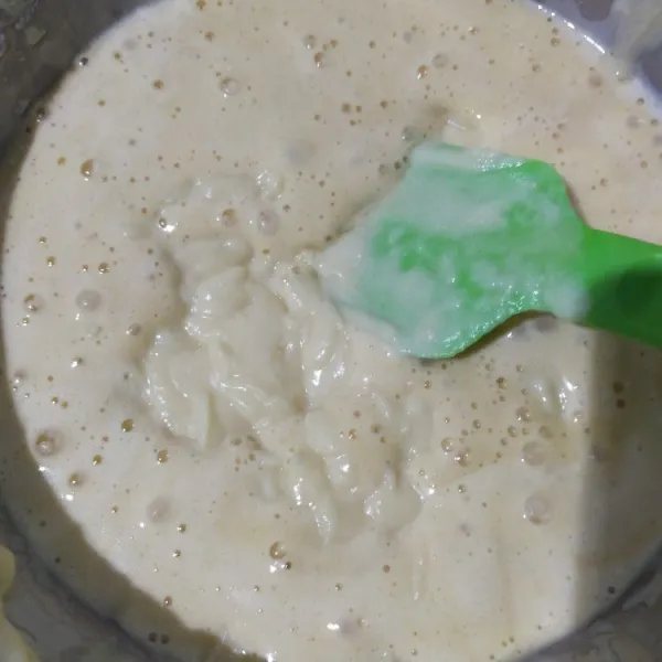 Masukkan adonan tape, lalu mixer rata. Aduk rata dengan spatula.