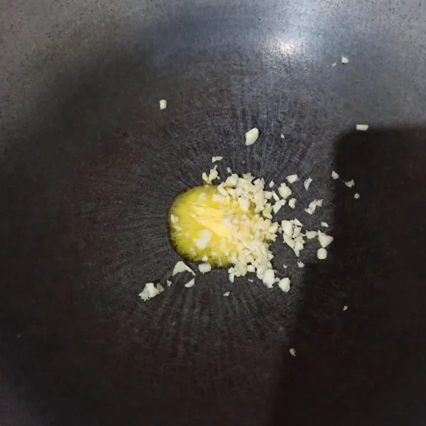Tumis bawang putih pakai margarin hingga harum.