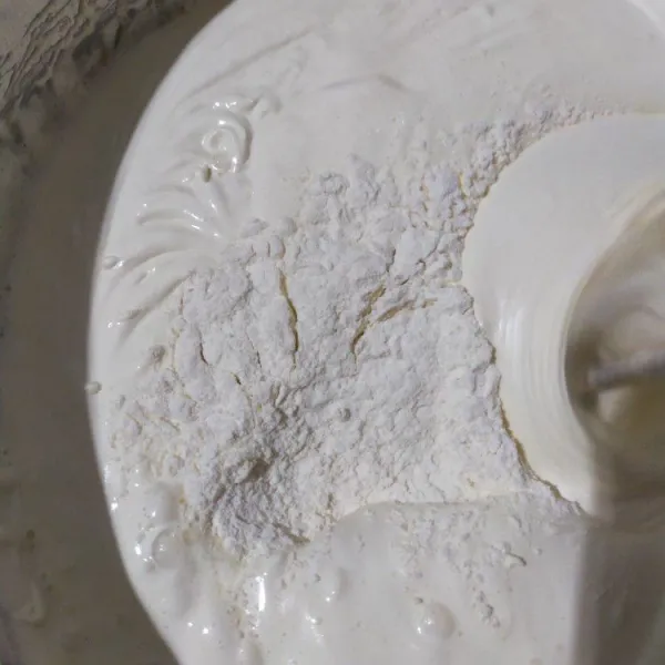Masukkan tepung terigu bertahap, bergantian dengan santan sambil terus di kocok hingga rata. Lalu matikan mixer.