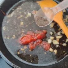 Untuk membuat saos lada hitam, tumis bawang putih cincang hingga harum. Tambahkan air, saos sambal, saos tiram, lada hitam dan gula lalu koreksi rasa.