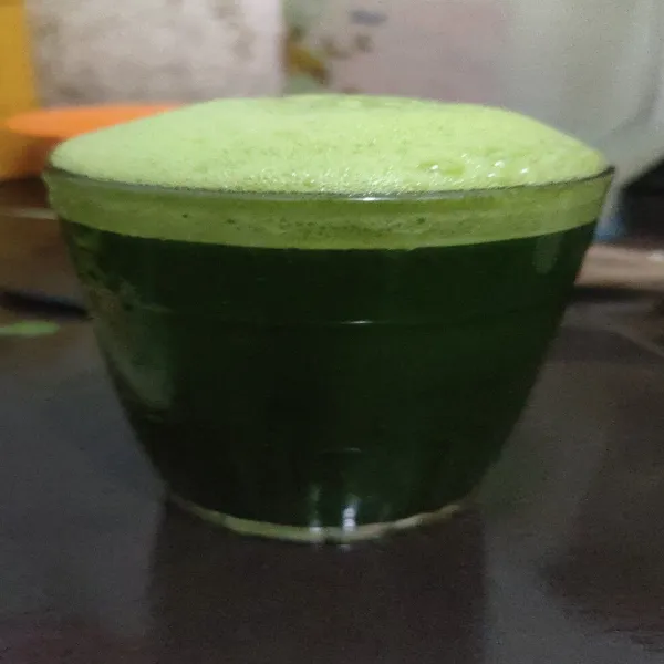 Blender daun kelor dan daun pandan dengan air 200 ml.