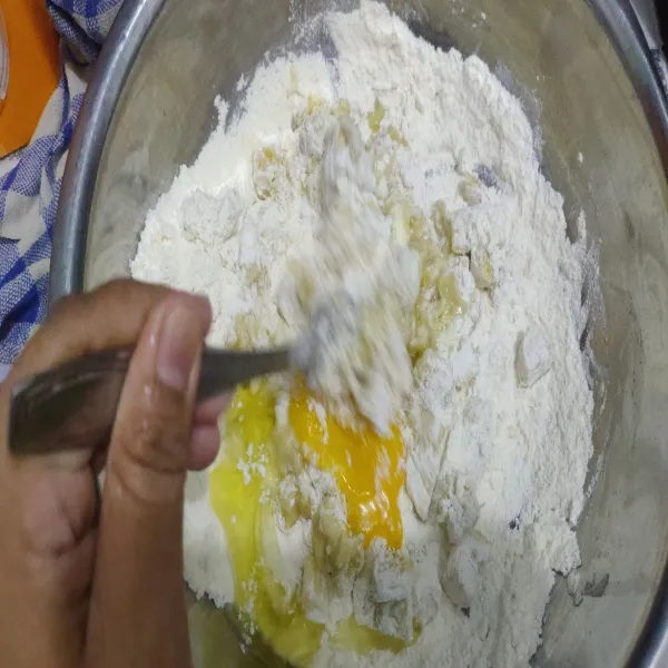 Tambahkan telur, garam, baking powder, dan air, lalu aduk rata.