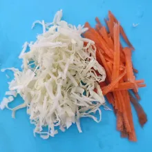 Untuk membuat salad sayur, potong tipis wortel dan kubis. Kemudian buat saosnya, yaitu campur saos sambal dan mayonaise dengan takaran sesuai selera. Sajikan.