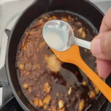 Setelah rasa pas, masukkan larutan tepung maizena, aduk rata lalu masak sampai mengental.