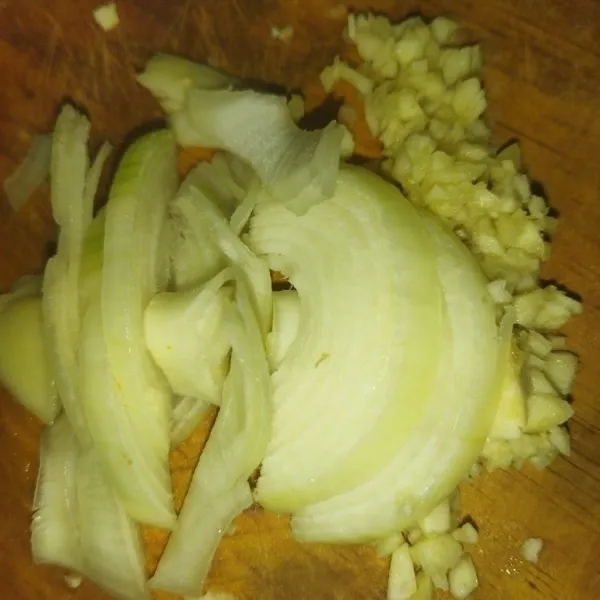 Siapkan bawang putih yang sudah digeprek, lalu dicincang, untuk bawang bombay, diiris-iris saja.