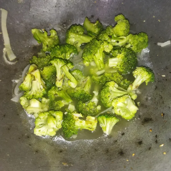 Lalu masukkan brokoli dan air, masak hingga brokolinya matang.