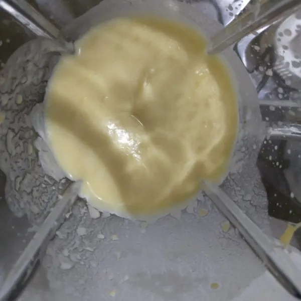 Blender tape dan santan hingga lembut.