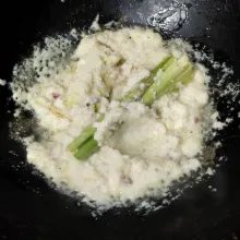 Tumis bumbu halus, tambahkan sereh dan daun jeruk. tumis hingga berubah warna kecoklatan dan wangi.