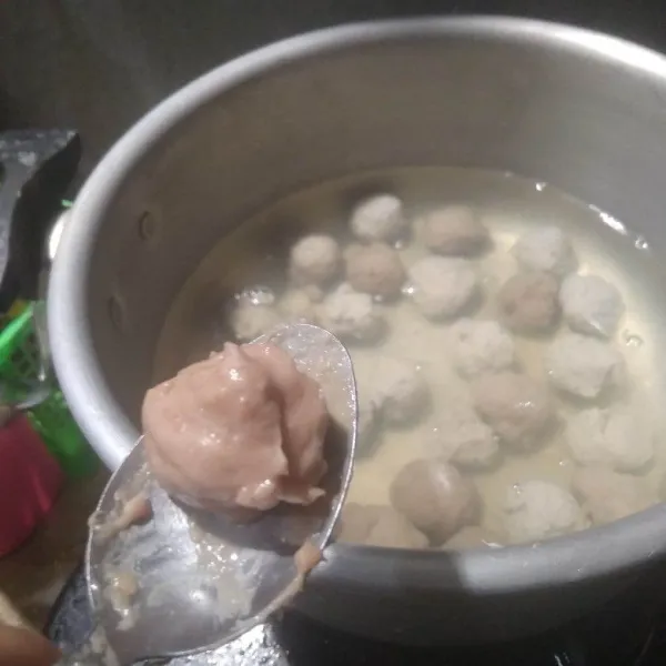 Didihkan air, lalu kecilkan api. Bentuk bulat adonan dengan bantuan sendok teh. Kemudian masukkan ke dalam air mendidih.
