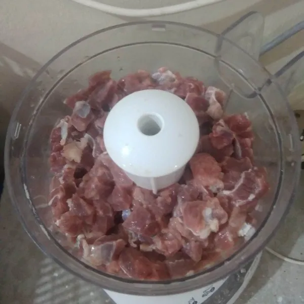 Potong daging menjadi dadu kecil, lalu giling dengan es batu hingga halus.