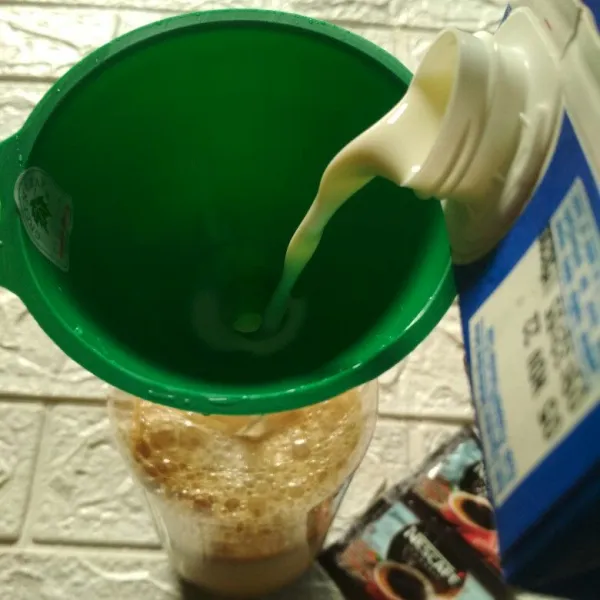 Tuang susu hingga botol penuh tambahkan garam, kocok hingga tercampur menjadi satu, dinginkan di kulkas sajikan, tambah batu es jika perlu
