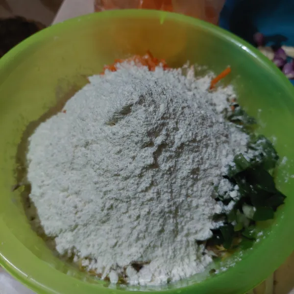 Campur bahan, lalu tambahkan tepung terigu.