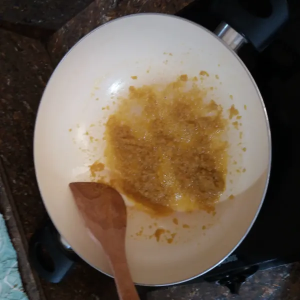 Panaskan margarin, tumis bumbu dasar putih hingga harum