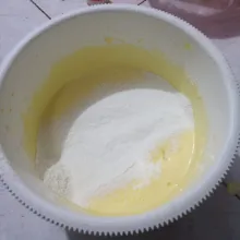 Masukkan tepung terigu, tepung maizena, dan susu bubuk, lalu aduk asal rata.