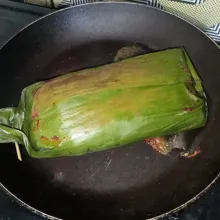 Bakar di atas teflon hingga daun pisang agak sedikit gosong. Buka bungkus pepes dan siap disajikan.
