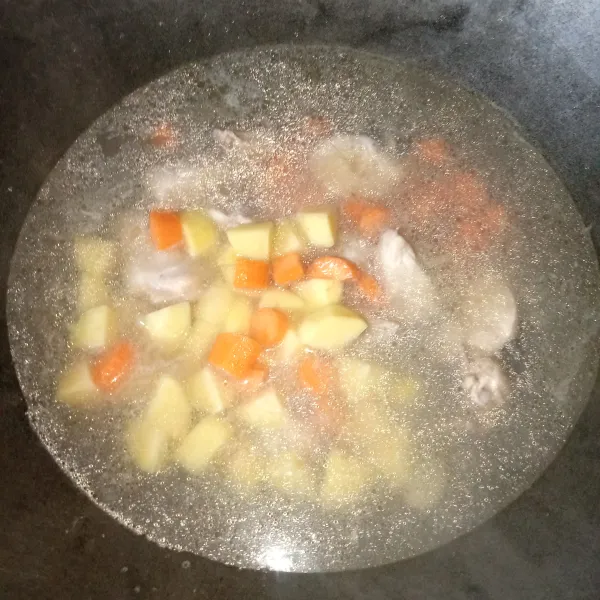 Tuang air, lalu masak hingga ayam matang tapi belum empuk, lalu masukkan kentang dan wortel.
