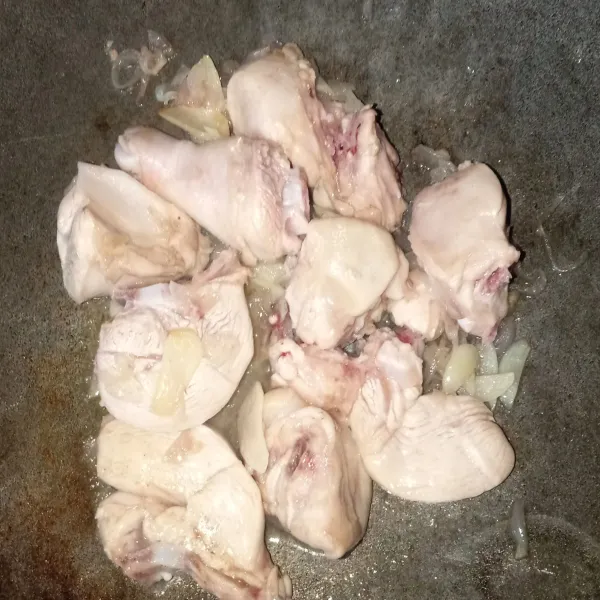 Masukkan ayam, lalu masak hingga berubah warna.