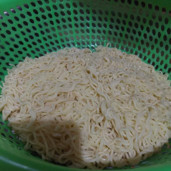 Rendam mie dalam air panas, setelah empuk lalu tiriskan. Kemudian potong-potong untuk memudahkan.