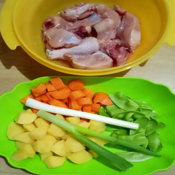 Siapkan ayam dan sayuran.