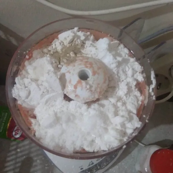 Masukkan tepung tapioka dan tepung terigu, aduk kembali hingga tercampur rata.