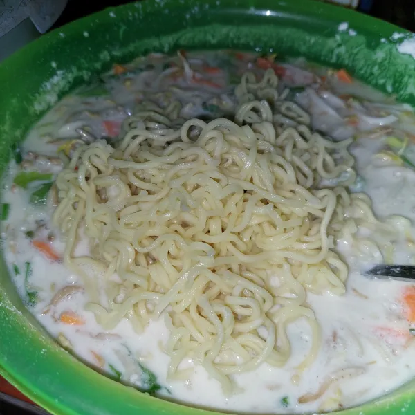 Beri mie dan aduk rata.