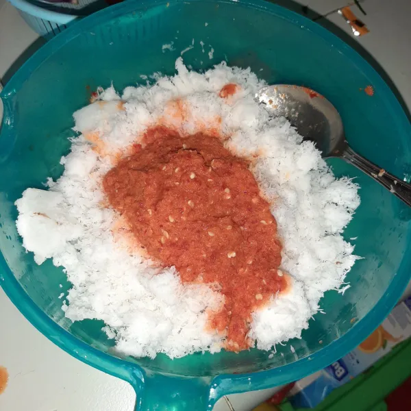 Campurkan bumbu halus dengan kelapa parut.