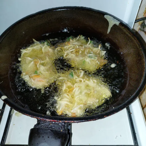 Goreng dalam minyak panas hingga kecokelatan di kedua sisi. Setelah matang, kemudian angkat dan sajikan hangat.