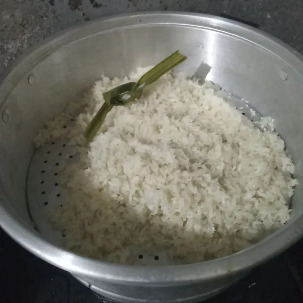 Kukus beras ketan dan 1 lembar daun pandan selama 30 menit.