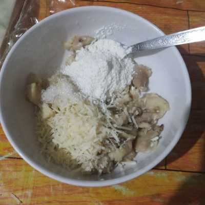 Step 2 Pangsit Goreng Pisang Keju