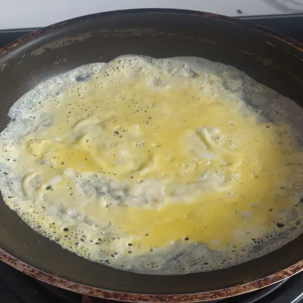 Panaskan teflon masukan telur kocok secukupnya, masak hingga matang.