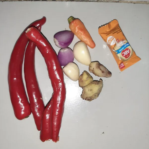 Siapkan bahan bumbu halus.