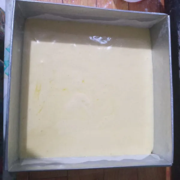 Tuang ke dalam loyang yang sudah diolesi margarin dan di alasi baking paper.