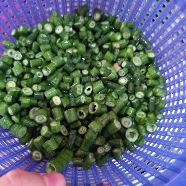 Cuci bersih kacang panjang.